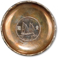  镶民国二十三年孙中山像背帆船壹圆银币银盘一件，重：75g，工艺精美，原味醇厚欧洲五彩包浆，银光闪亮，状态自然，海外资深藏家出品，保存完好