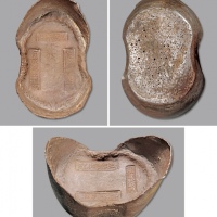  清“江汉关·光绪八年月·有成号·匠罗芝”五十两银锭一枚，重：1865g，此锭铸造精整规范，造型优美端庄，银色纯正自然，原味深色氧化银包浆，字戳深刻，状态开门见山，品相极佳，十分难得，湖北元宝之名誉品，