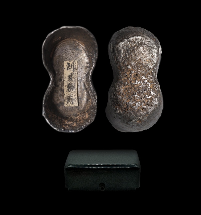  清十两素面银锭（贴朗贝勒府封签）朗贝勒府旧藏 公博评级1610047222 MS62 