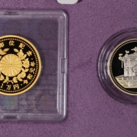  2019年日本10,000元精铸金币及500元精铸镍黄铜币，日皇登基週年纪念，20g及7.1g，附原盒及证书，发行50000及30000枚 Japan, a set of 2, gold proof 