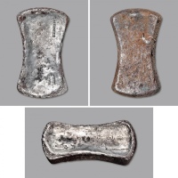  元“东平路·课银X·五十两·银匠王德·银匠崔聚·库官王”五十两银铤一枚，重：1966.8g，元代官铸五十两银铤存世甚少，国内外迄今共发现三十余枚，多为公立博物馆收藏，民间流传极罕，此铤系东平路课税所课