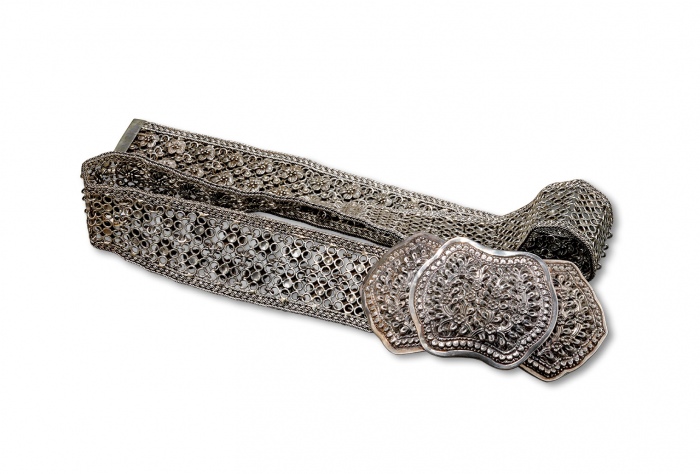  早期“梅花图”银制腰带一件，重：542g，由银环编成，老工，图案繁复精美，海外回流，保存完好