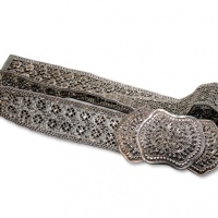  早期“梅花图”银制腰带一件，重：542g，由银环编成，老工，图案繁复精美，海外回流，保存完好