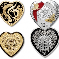  2022年吉祥文化金银纪念币“龙凤呈祥”3g金币、30g银币共2枚全套，爱心形币为中国金币总公司发行之少见品，更显喜庆主题，带原盒及同号证书2张，并附赠龙凤图案红丝带，完全未使用品