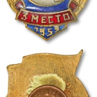  1955年前苏联时期田径运动胸章一枚，多种金属镶珐琅，图案美观，保存极佳