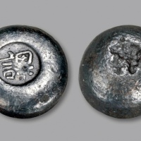  清“课”字小银锭一枚，重：10.6g，锭型优美，戳记清晰有力，原味黑色包浆，品相上佳，近未使用品