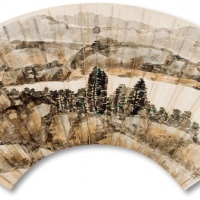  民国著名钱币大师、金石学家方药雨（方若）绘《江岸远眺》扇面，此图绘一河，岸边岩石树木葱茏，一高士隔岸远望。画面构图有趣，意境萧瑟空灵，极富诗意。日本北浦大介旧藏，保存完好，品相极佳，敬请预览<br>编