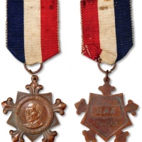  民国蒋介石像中央训练团毕业纪念章一枚，编号：8549，此章设计优美，工艺制作极为精良，蒋像肩下署“益谦谨刻”四字，为当时中央造币厂雕刻师董益谦刻模，此人头像也制作过几种样币，且极为罕见，此章少见，保存