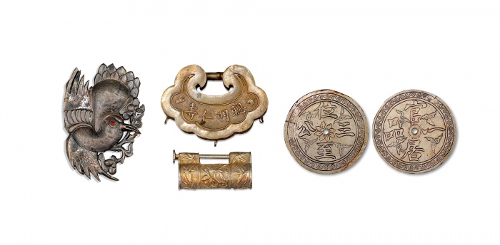  清代古典银饰一组四件，包括：装饰花纹图银质幼儿锁一件，重：6g；“聪明仁寿”正背文字银质童锁一件，重：9g；眼部镶崁红宝石银雀一件，重：14.5g；“官居一品”背“位至三公”银片一件，重：14.5g。