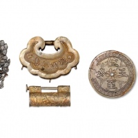  清代古典银饰一组四件，包括：装饰花纹图银质幼儿锁一件，重：6g；“聪明仁寿”正背文字银质童锁一件，重：9g；眼部镶崁红宝石银雀一件，重：14.5g；“官居一品”背“位至三公”银片一件，重：14.5g。