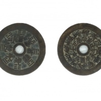  清代苏炉十二生肖背八卦圆孔花钱 闻德