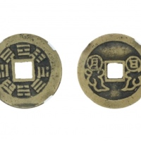  清代日月祥云背八卦方孔花钱 华夏 古 XF85